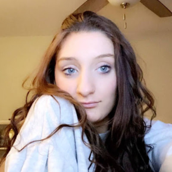 Meet your Posher, Karlie - Picture 1 of 1